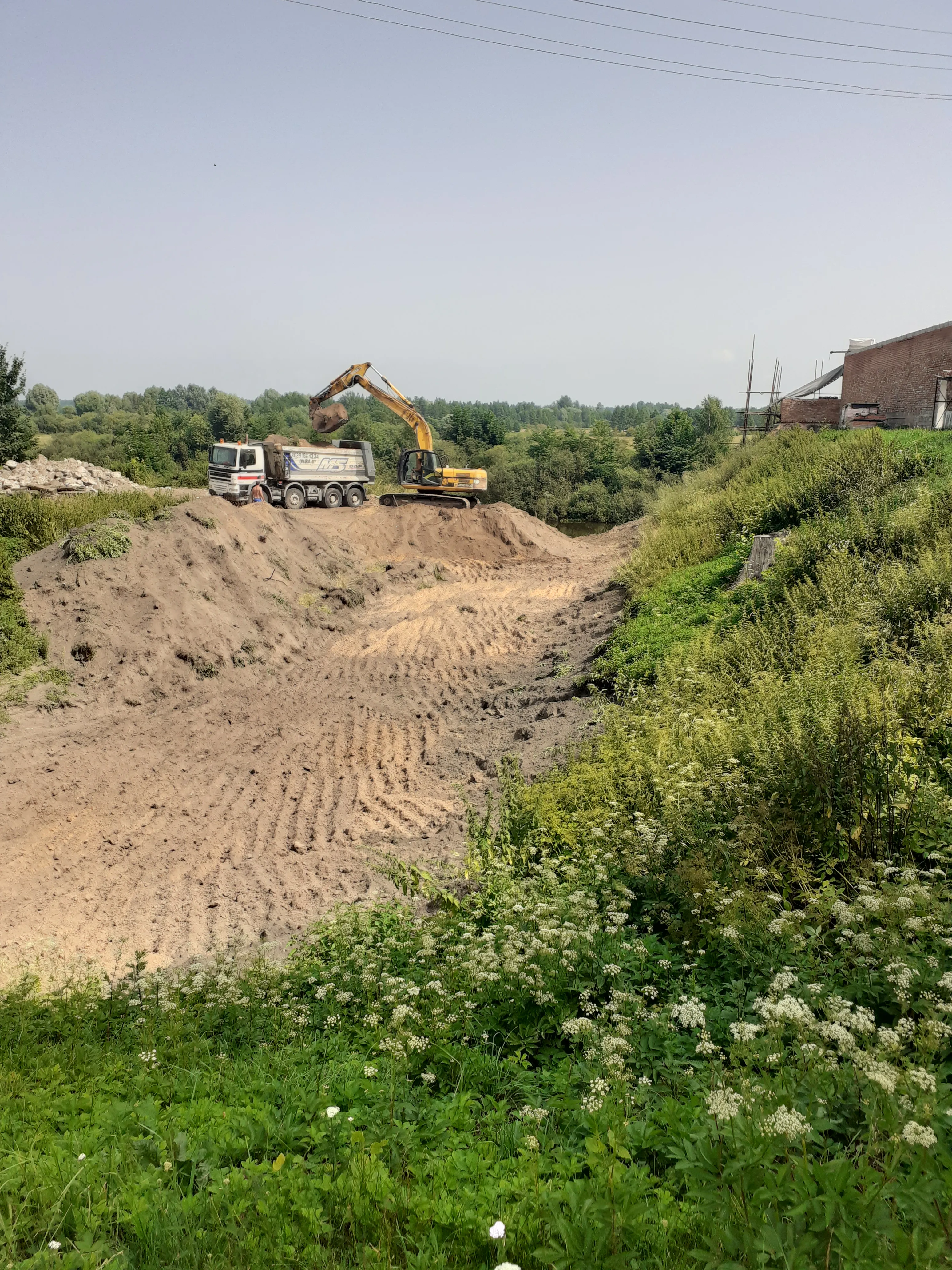 Паглыбленне рва, нарыхтоўка бута на дамбу