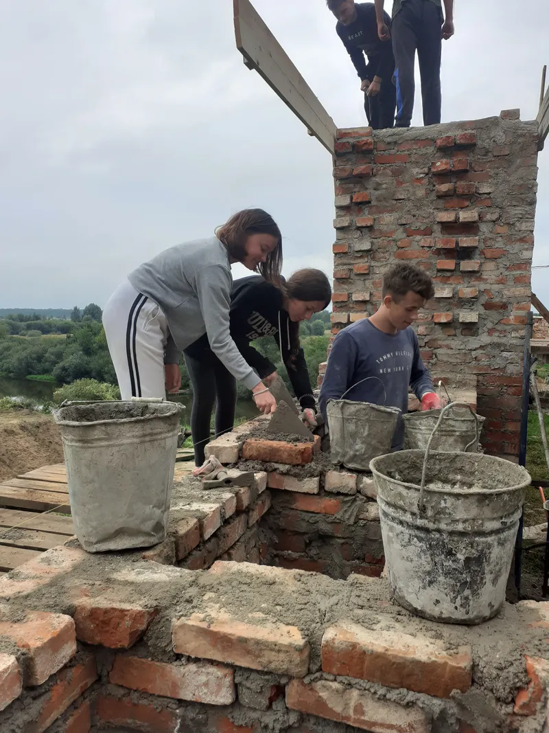 Положили по 5 кирпичей девчата - август 2021