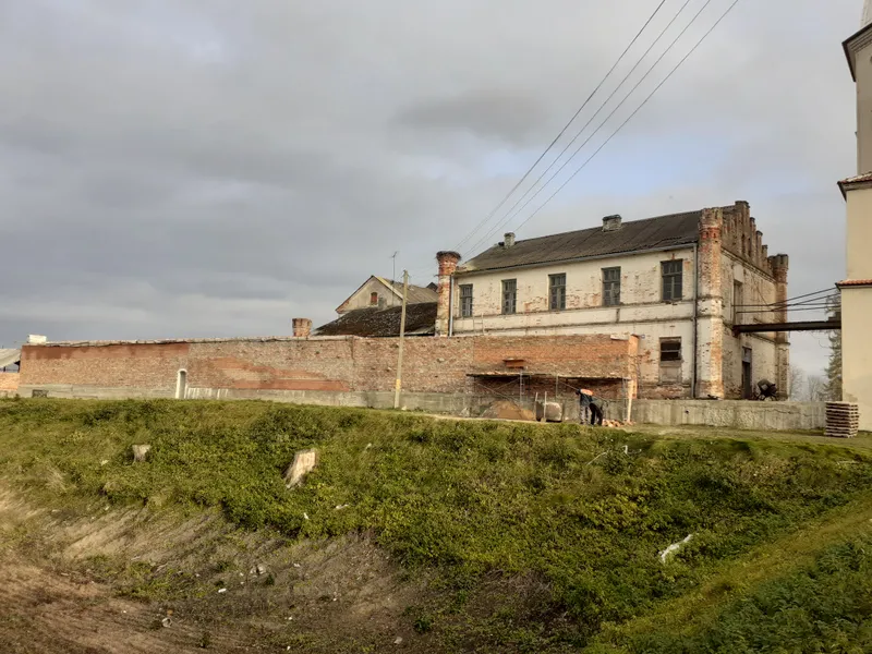 Построено 28 метров стены