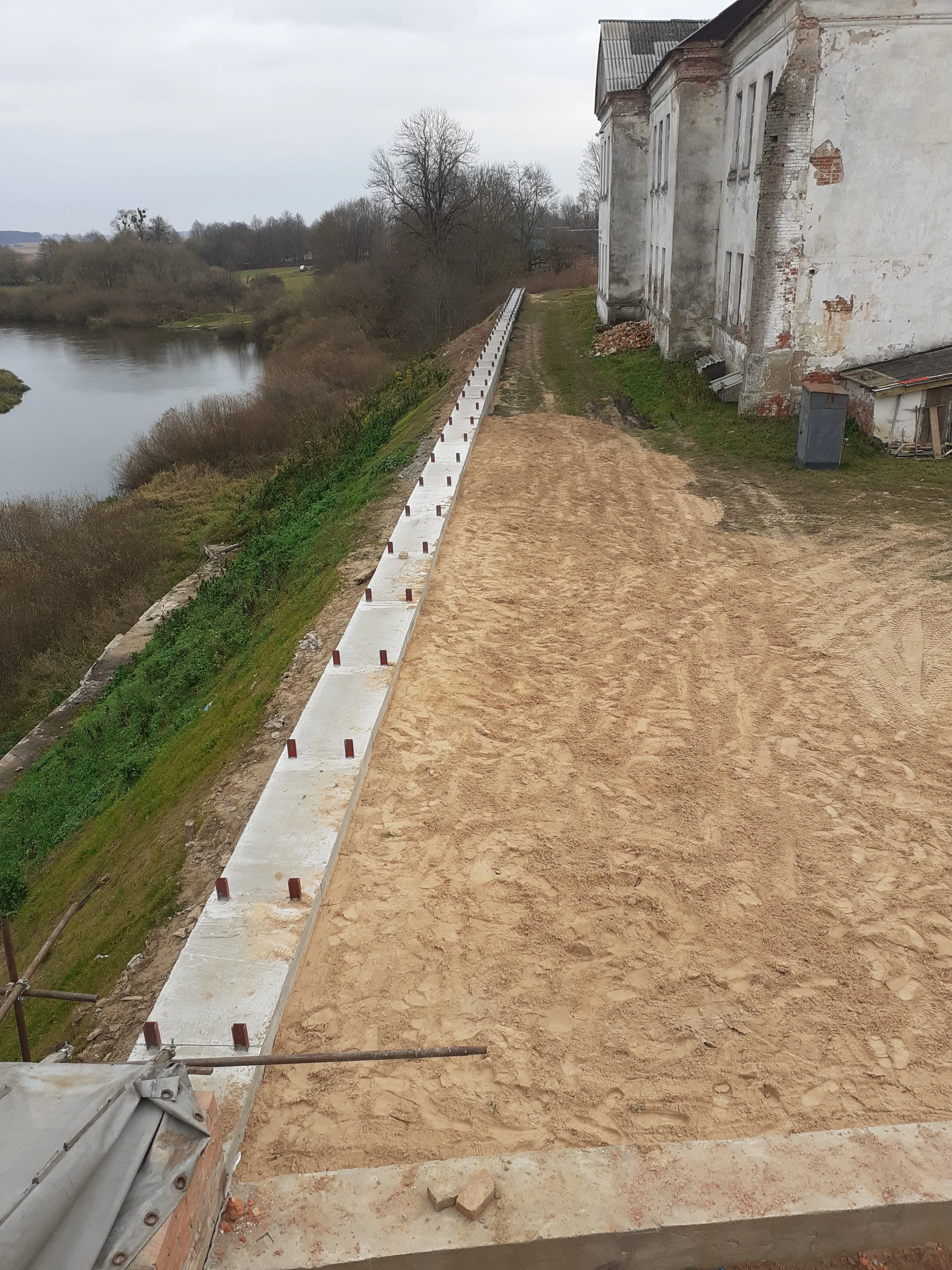 Падмурак сцяны ад р. Нёман