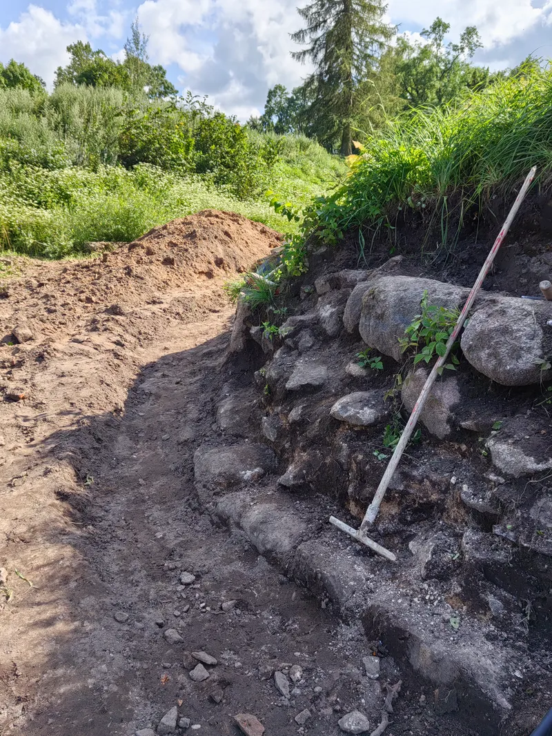 Раскоп под подпорной стеной