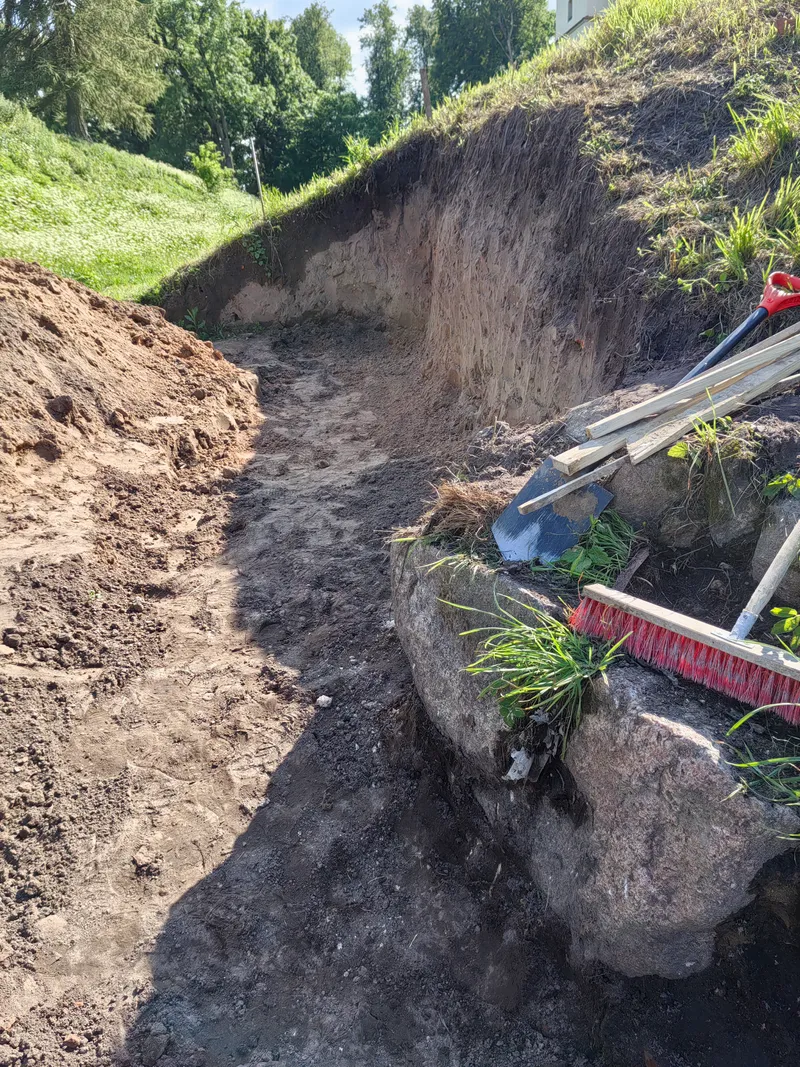 Раскоп под подпорной стеной