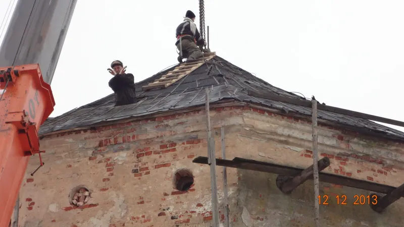 Печинский руководит работой крана