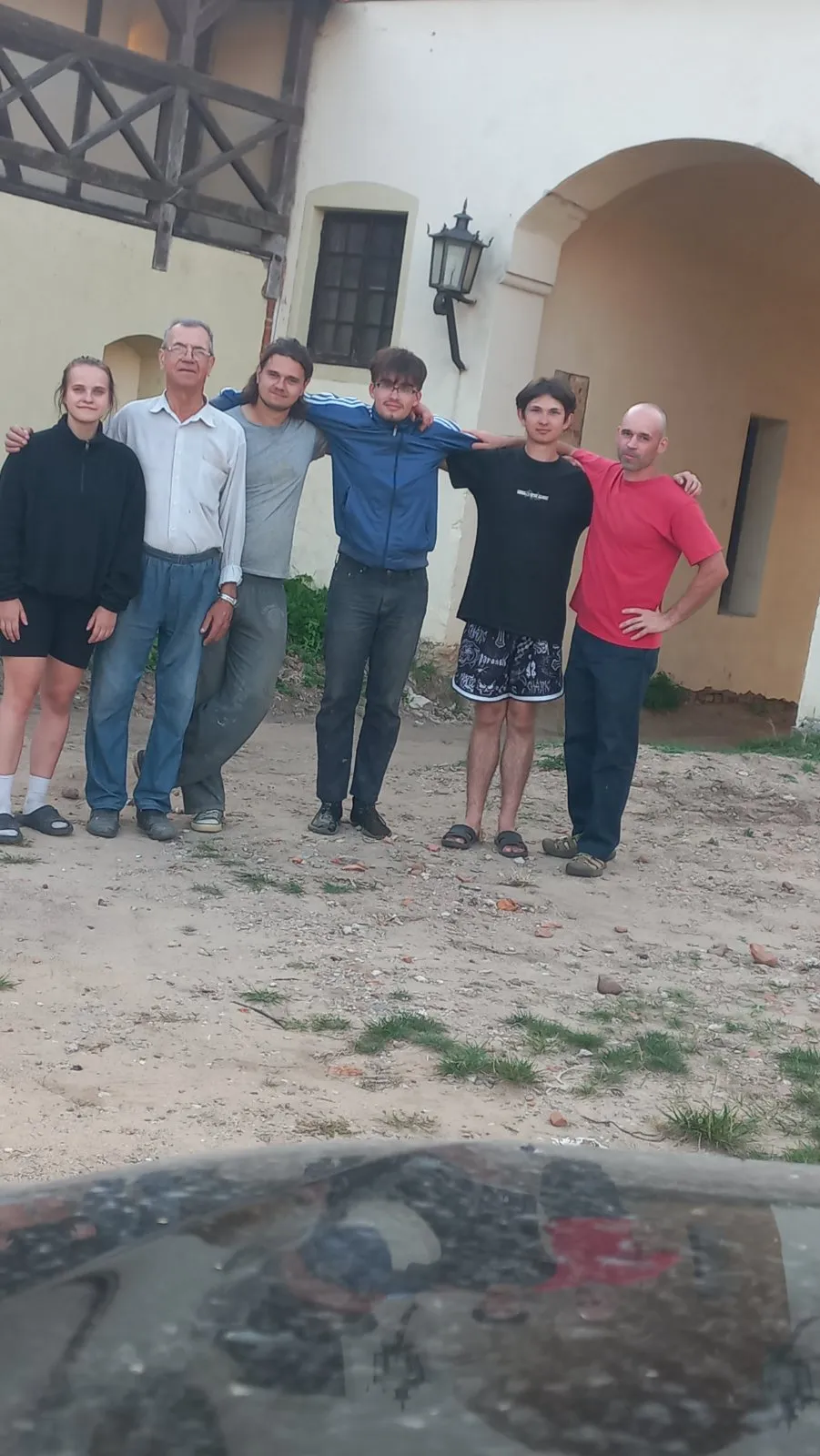 Волонтёры Amazon помогли в реставрации замка